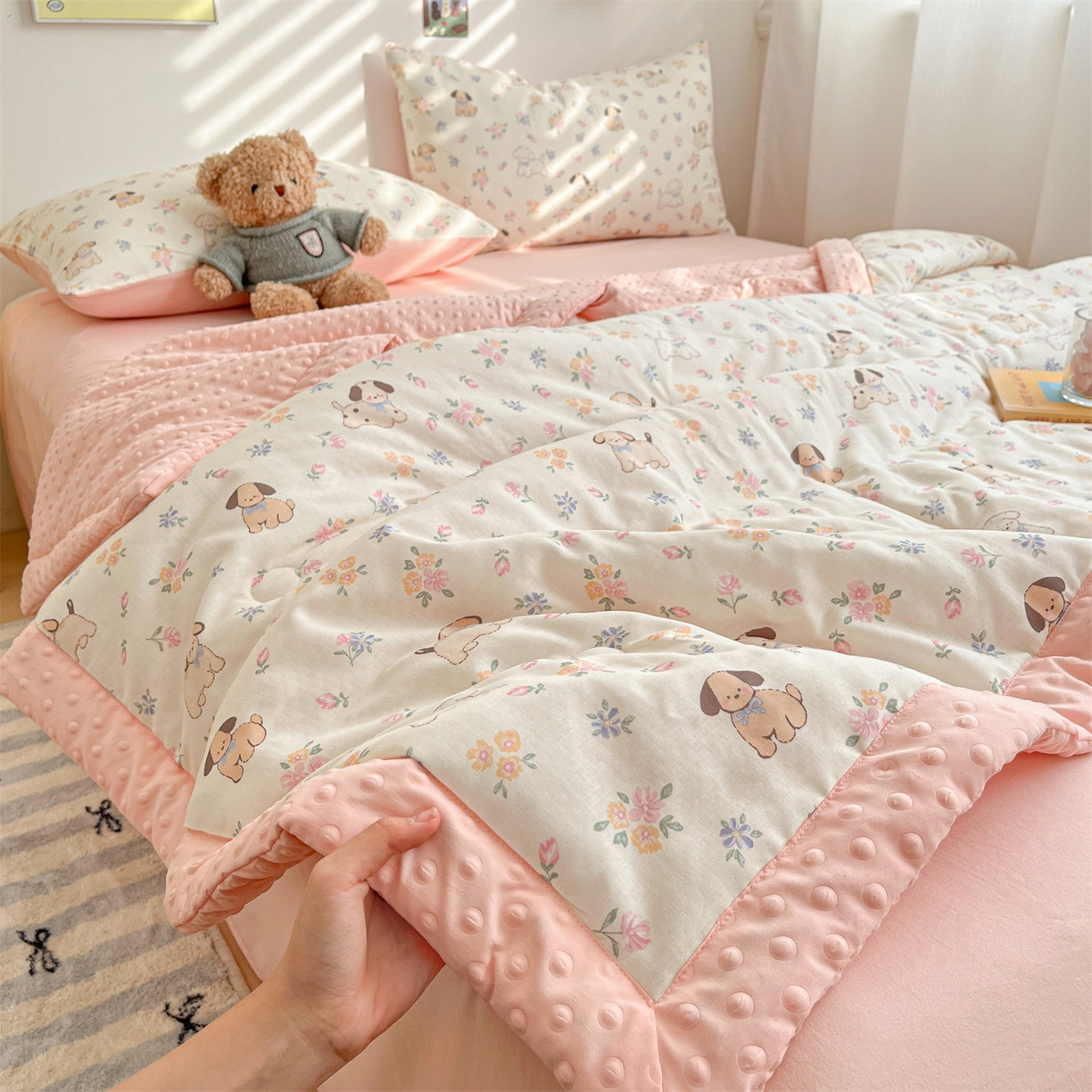 91家纺网 家纺一手货源 找家纺 盛秋家纺 2026新款A类水洗棉豆豆夏被系列二 田园萌狗+奶油粉