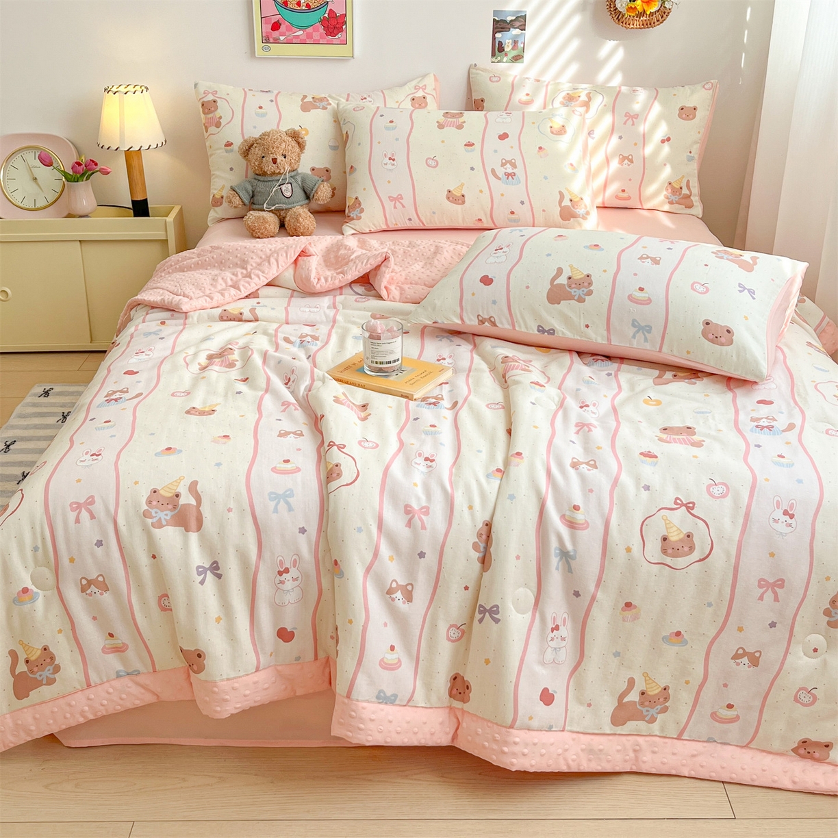 91家纺网 家纺一手货源 找家纺 盛秋家纺 2026新款A类水洗棉豆豆夏被系列二 甜茶日记+奶油粉