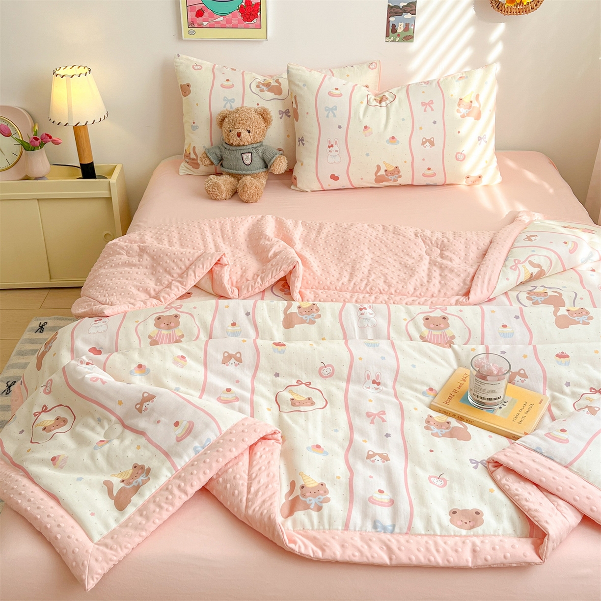 91家纺网 家纺一手货源 找家纺 盛秋家纺 2026新款A类水洗棉豆豆夏被系列二 甜茶日记+奶油粉