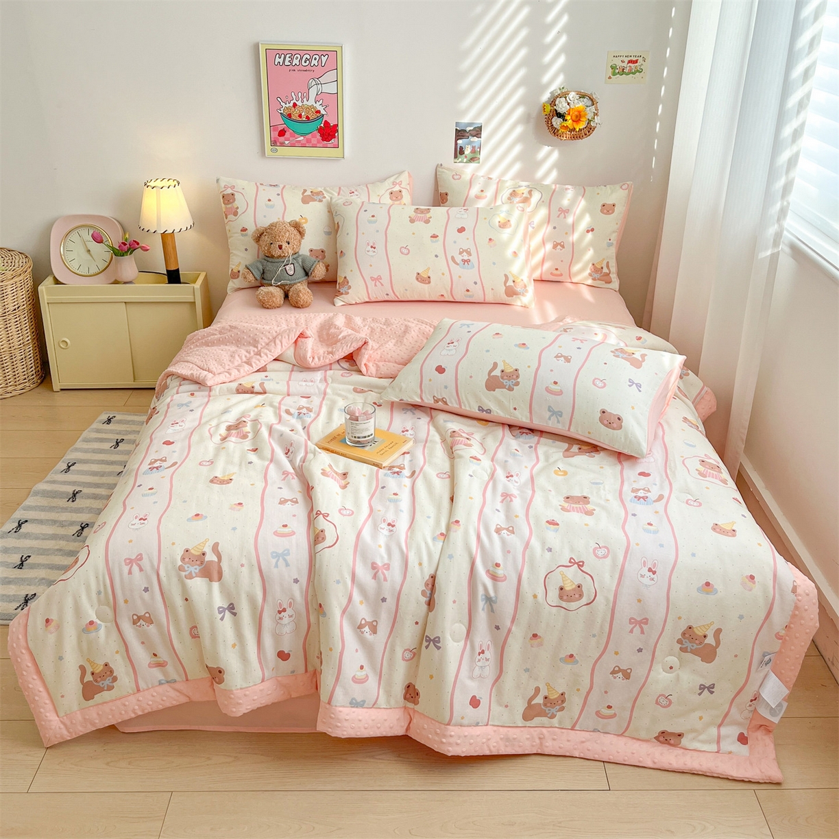 91家纺网 家纺一手货源 找家纺 盛秋家纺 2026新款A类水洗棉豆豆夏被系列二 甜茶日记+奶油粉