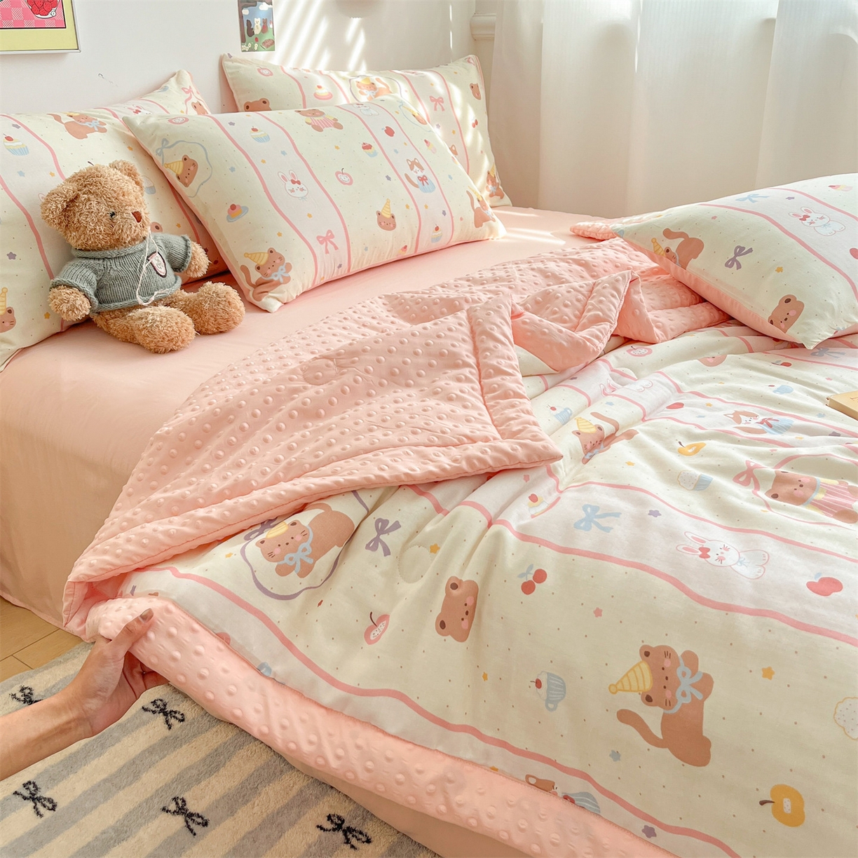 91家纺网 家纺一手货源 找家纺 盛秋家纺 2026新款A类水洗棉豆豆夏被系列二 甜茶日记+奶油粉