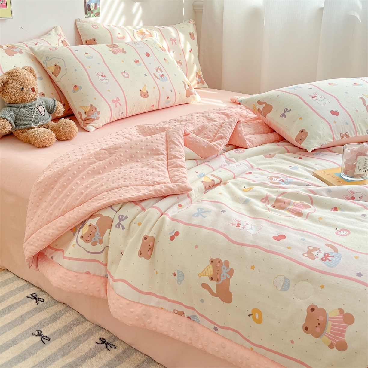 91家纺网 家纺一手货源 找家纺 盛秋家纺 2026新款A类水洗棉豆豆夏被系列二 甜茶日记+奶油粉