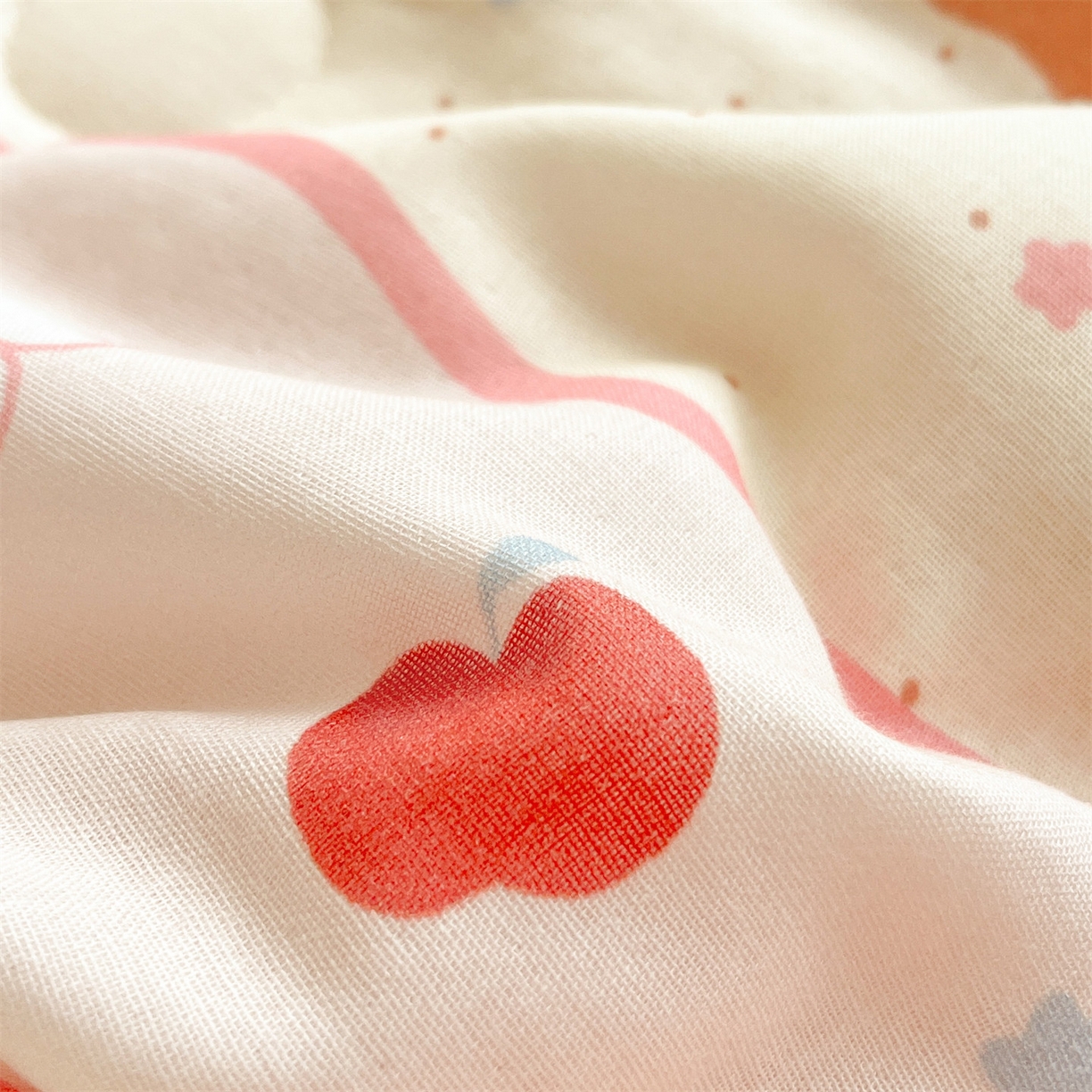 91家纺网 家纺一手货源 找家纺 盛秋家纺 2026新款A类水洗棉豆豆夏被系列二 甜茶日记+奶油粉