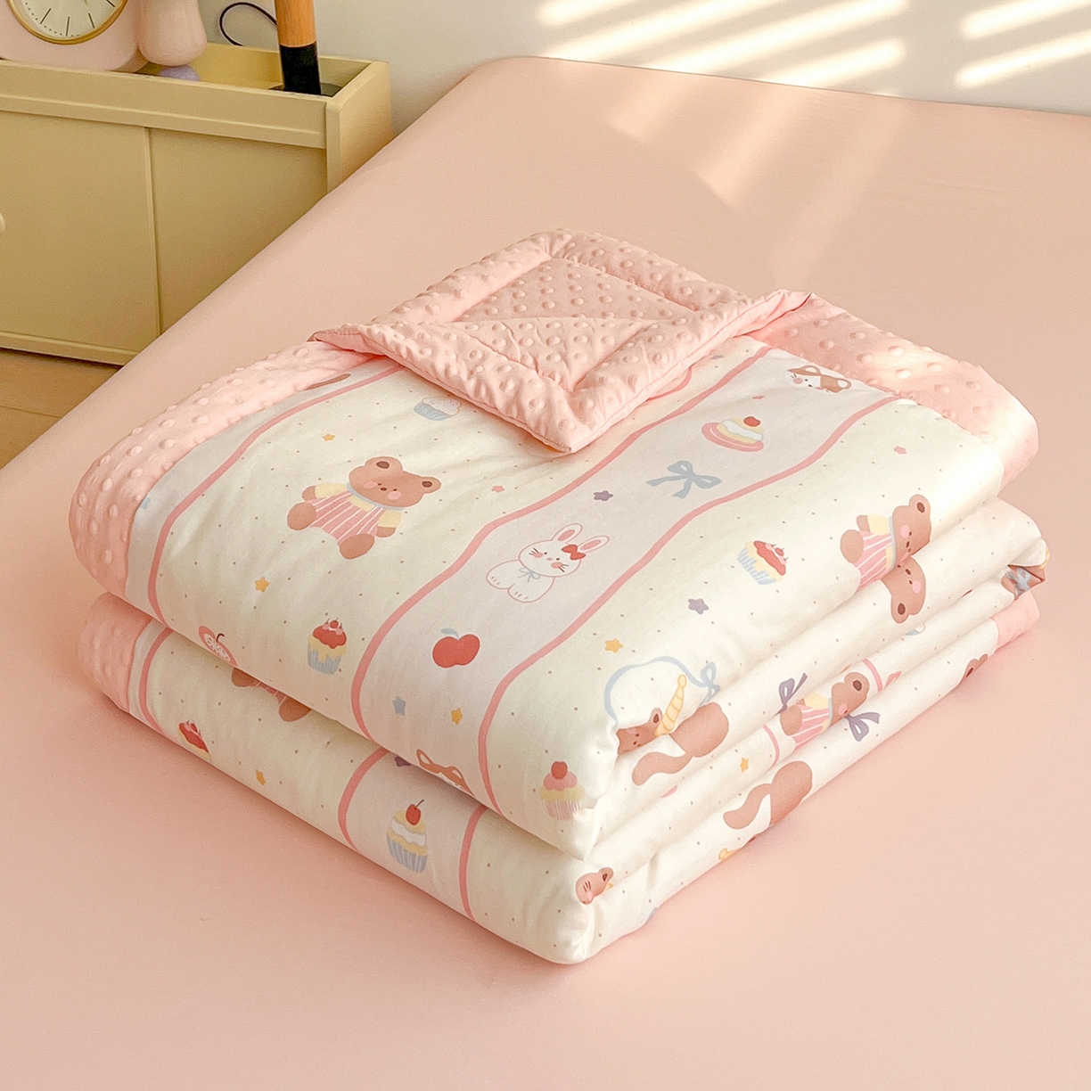 91家纺网 家纺一手货源 找家纺 盛秋家纺 2026新款A类水洗棉豆豆夏被系列二 甜茶日记+奶油粉