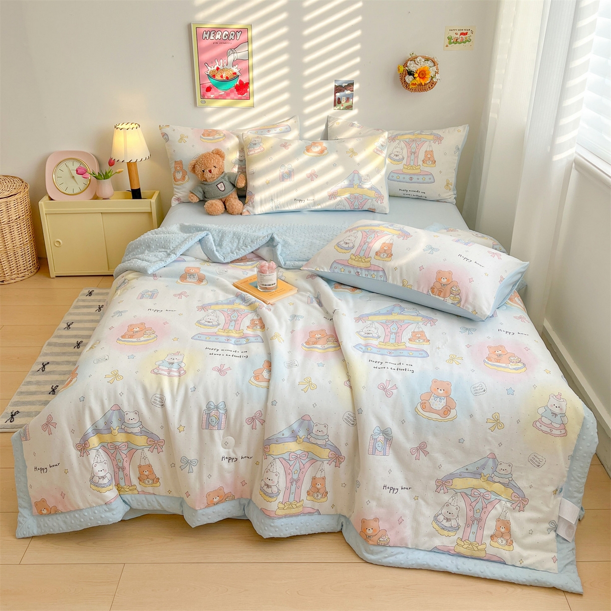 91家纺网 家纺一手货源 找家纺 盛秋家纺 2026新款A类水洗棉豆豆夏被系列二 小熊时光+天空蓝