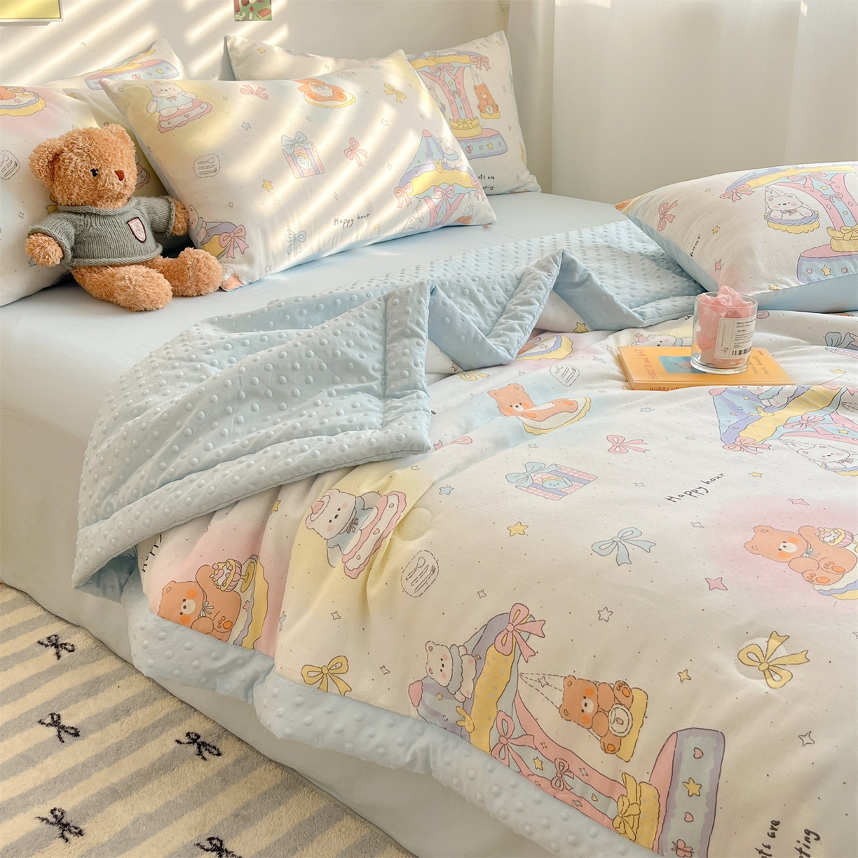 91家纺网 家纺一手货源 找家纺 盛秋家纺 2026新款A类水洗棉豆豆夏被系列二 小熊时光+天空蓝