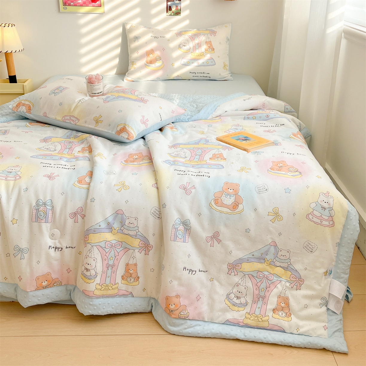 91家纺网 家纺一手货源 找家纺 盛秋家纺 2026新款A类水洗棉豆豆夏被系列二 小熊时光+天空蓝