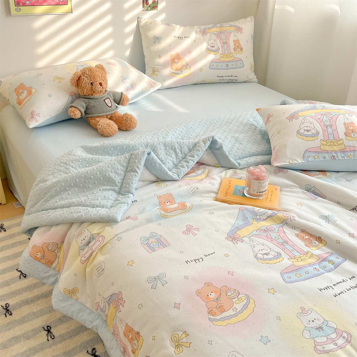 91家纺网 家纺一手货源 找家纺 盛秋家纺 2026新款A类水洗棉豆豆夏被系列二 小熊时光+天空蓝