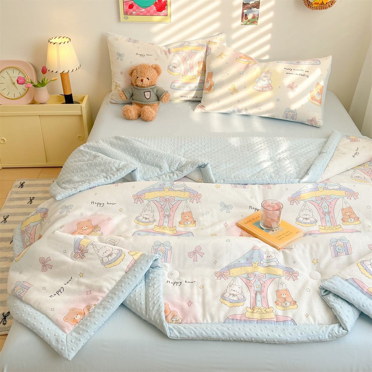 91家纺网 家纺一手货源 找家纺 盛秋家纺 2026新款A类水洗棉豆豆夏被系列二 小熊时光+天空蓝