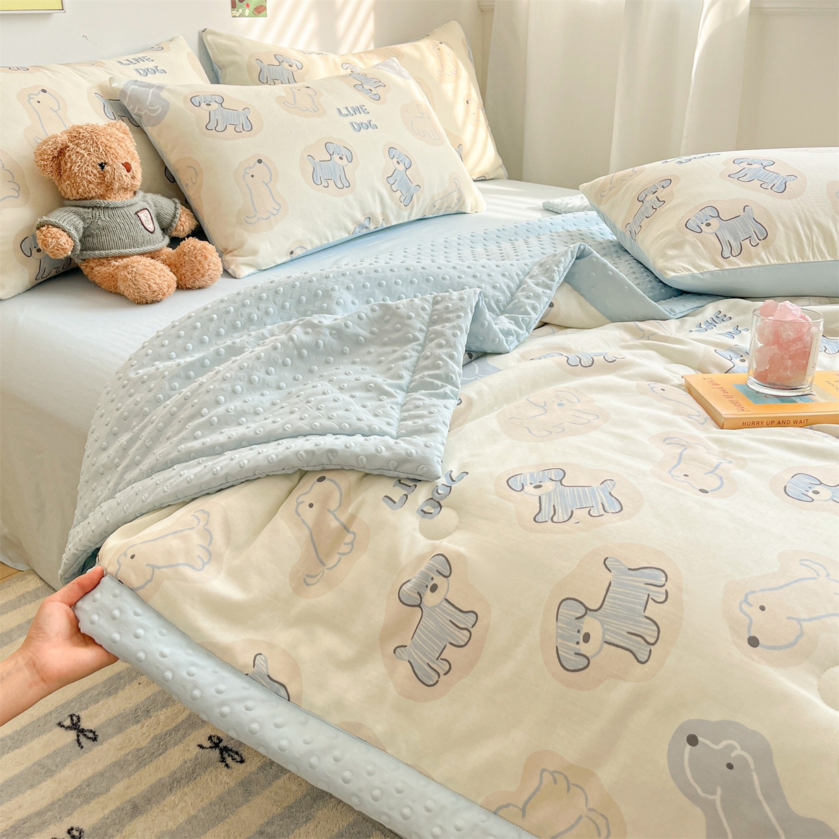 91家纺网 家纺一手货源 找家纺 盛秋家纺 2026新款A类水洗棉豆豆夏被系列二 修勾蓝+天空蓝