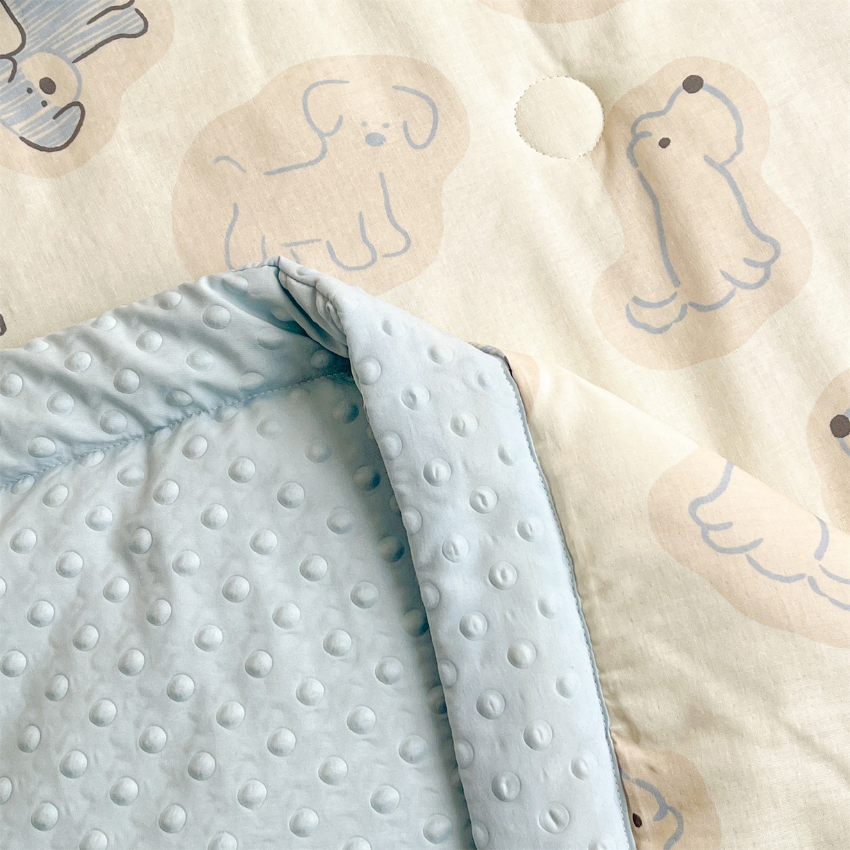 91家纺网 家纺一手货源 找家纺 盛秋家纺 2026新款A类水洗棉豆豆夏被系列二 修勾蓝+天空蓝