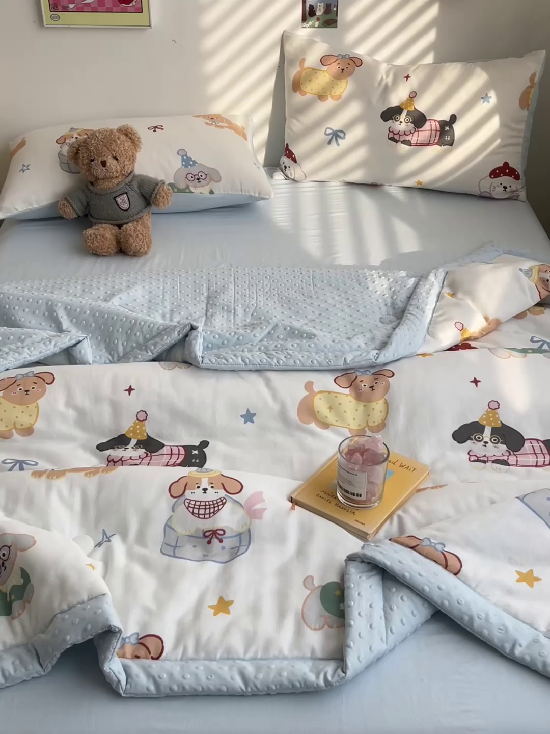 91家纺网 家纺一手货源 找家纺 盛秋家纺 2026新款A类水洗棉豆豆夏被系列二 狗狗游园+天空蓝