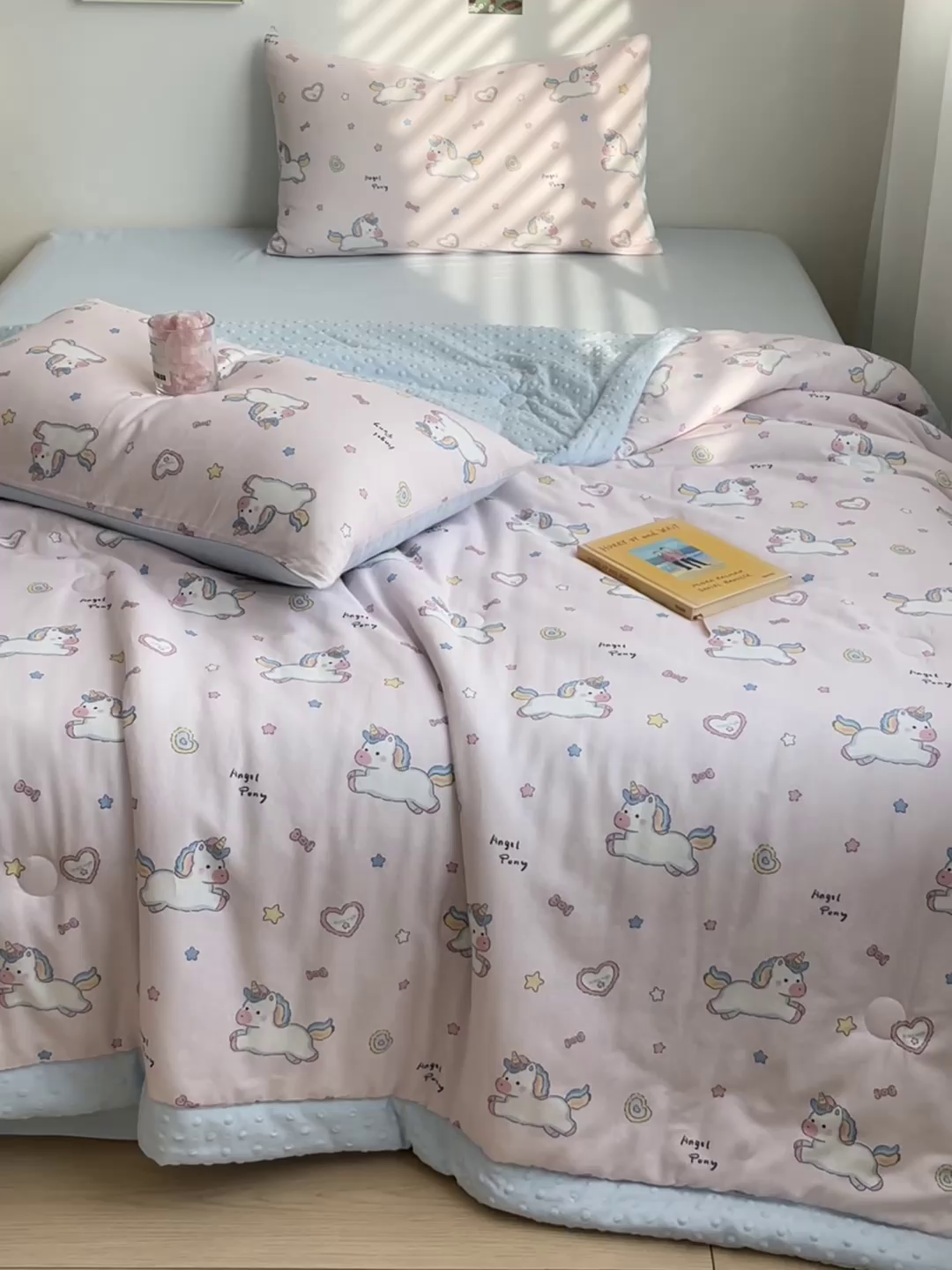 91家纺网 家纺一手货源 找家纺 盛秋家纺 2026新款A类水洗棉豆豆夏被系列二 独角兽粉+天空蓝