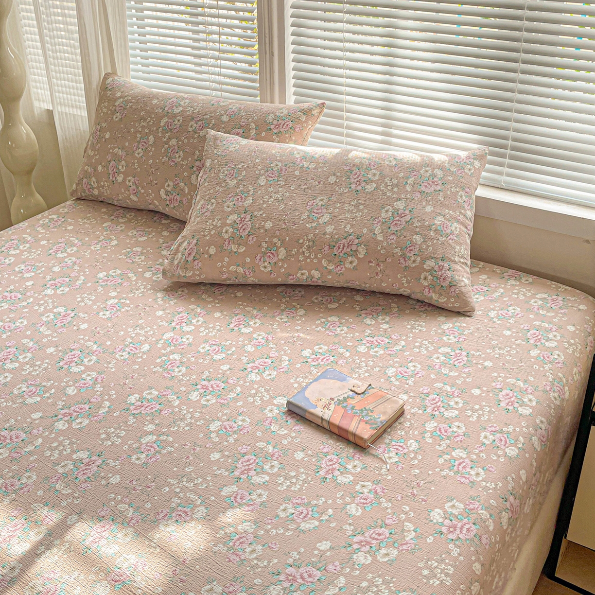 91家纺网 家纺一手货源 找家纺 优选良品 2025新款ins小清新木棉双层纱印花床笠床垫保护罩枕套三件套 绮梦