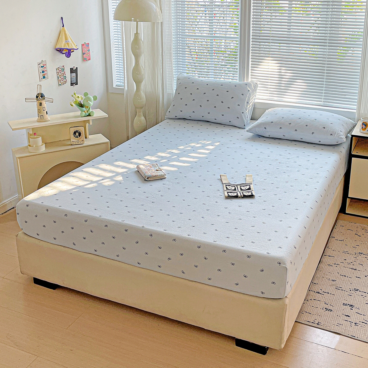 91家纺网 家纺一手货源 找家纺 优选良品 2025新款ins小清新木棉双层纱印花床笠床垫保护罩枕套三件套 蝴蝶结-蓝