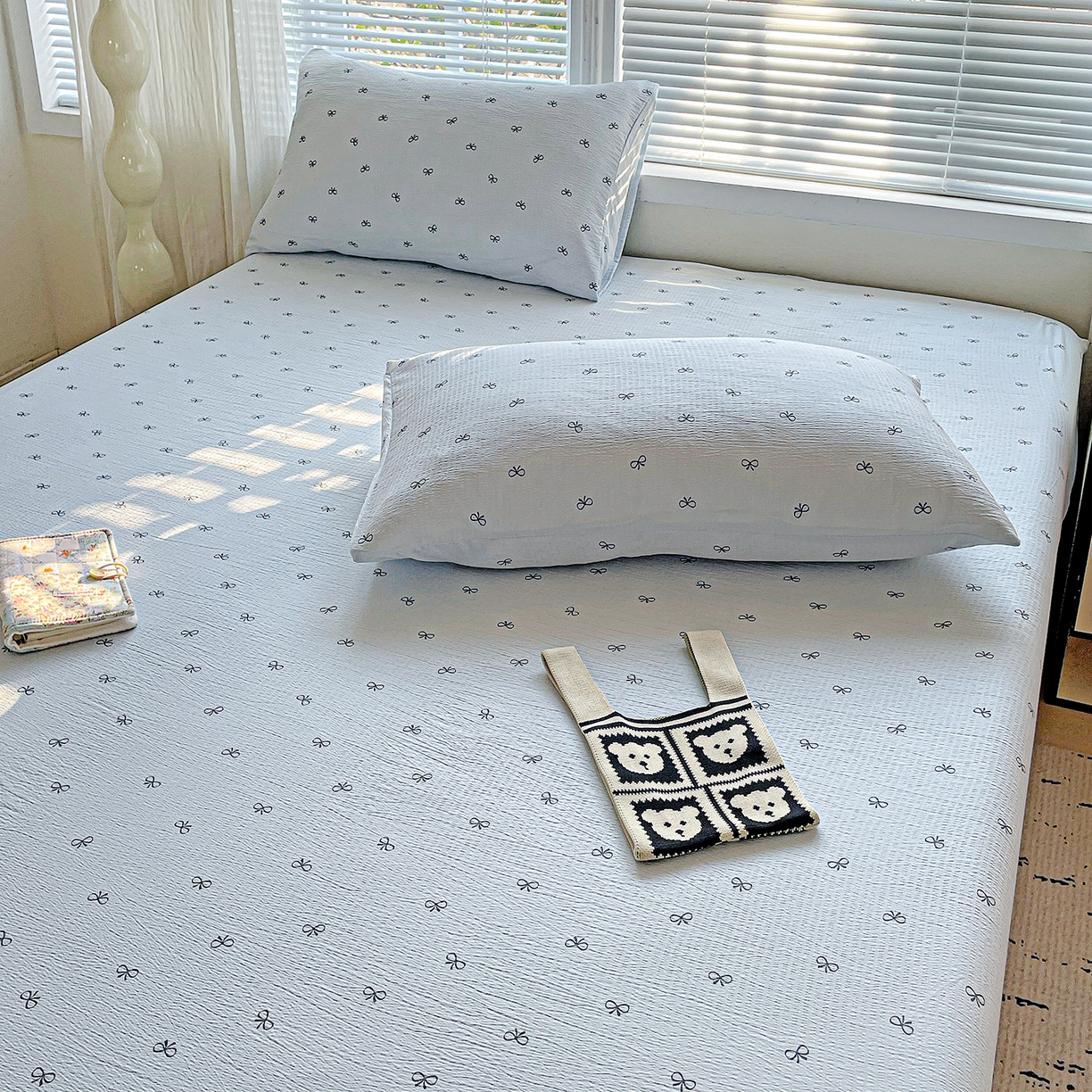 91家纺网 家纺一手货源 找家纺 优选良品 2025新款ins小清新木棉双层纱印花床笠床垫保护罩枕套三件套 蝴蝶结-蓝