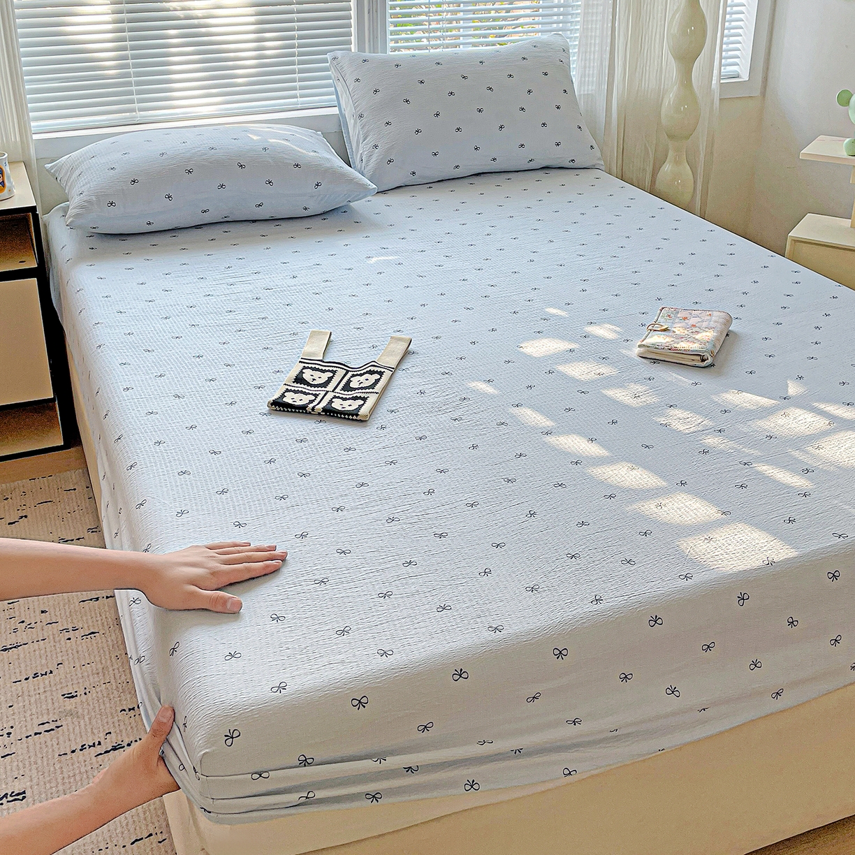 91家纺网 家纺一手货源 找家纺 优选良品 2025新款ins小清新木棉双层纱印花床笠床垫保护罩枕套三件套 蝴蝶结-蓝