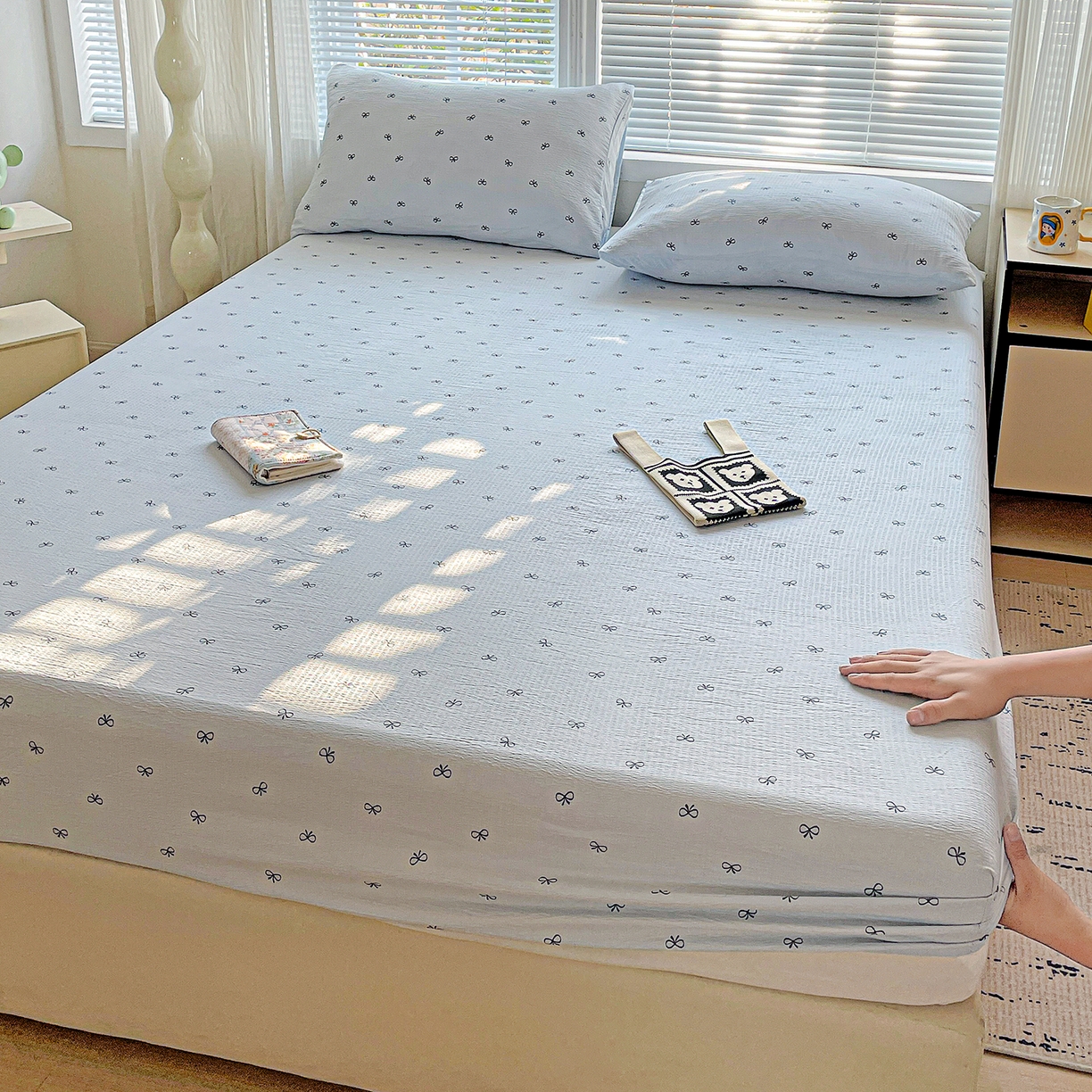 91家纺网 家纺一手货源 找家纺 优选良品 2025新款ins小清新木棉双层纱印花床笠床垫保护罩枕套三件套 蝴蝶结-蓝