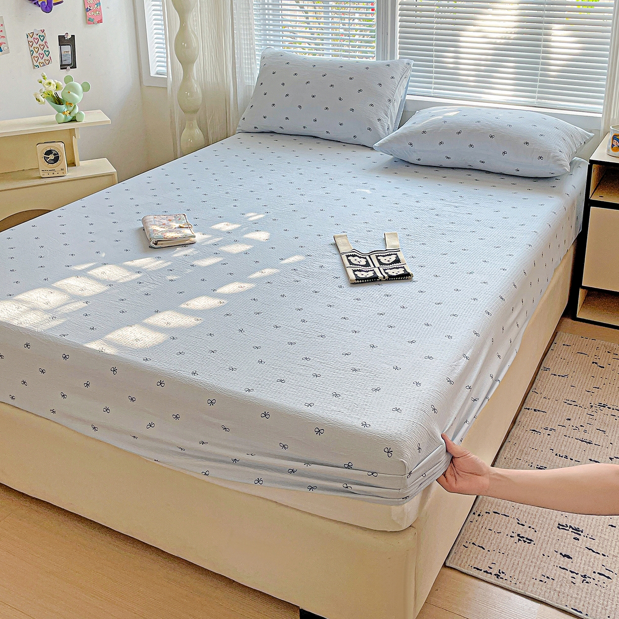 91家纺网 家纺一手货源 找家纺 优选良品 2025新款ins小清新木棉双层纱印花床笠床垫保护罩枕套三件套 蝴蝶结-蓝