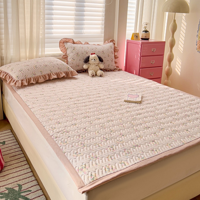 91家纺网 家纺一手货源 找家纺 纽缦家纺 2026春夏新款云感提花双层纱夹棉床垫 暗恋