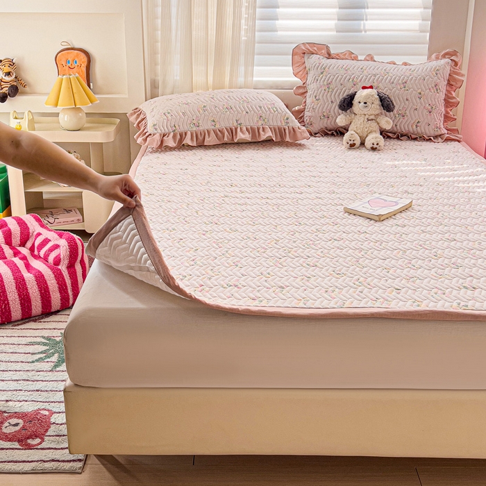 91家纺网 家纺一手货源 找家纺 纽缦家纺 2026春夏新款云感提花双层纱夹棉床垫 暗恋