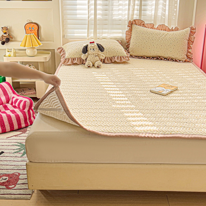 91家纺网 家纺一手货源 找家纺 纽缦家纺 2026春夏新款云感提花双层纱夹棉床垫 波点世界