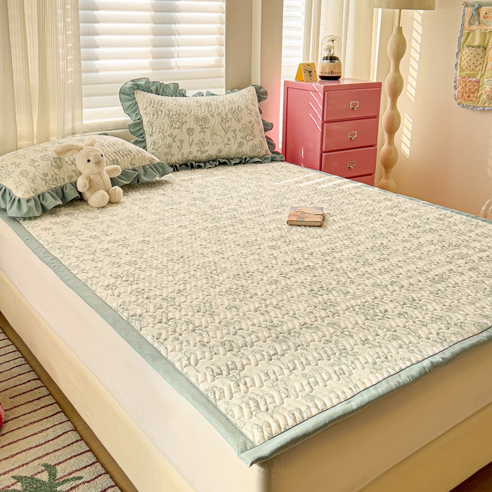 91家纺网 家纺一手货源 找家纺 纽缦家纺 2026春夏新款云感提花双层纱夹棉床垫 海像森林