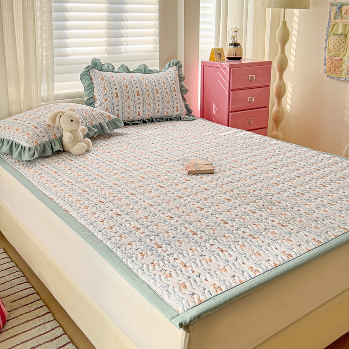 91家纺网 家纺一手货源 找家纺 纽缦家纺 2026春夏新款云感提花双层纱夹棉床垫 他和她的兔