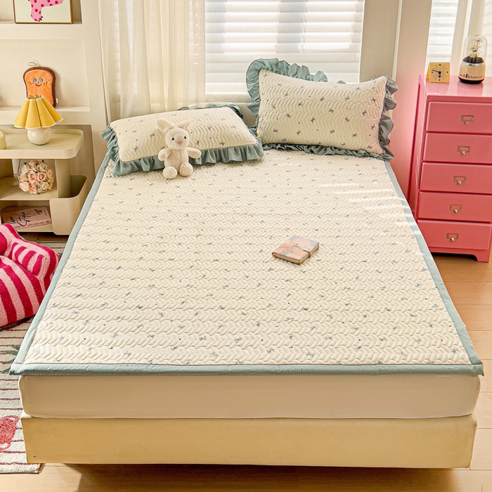 91家纺网 家纺一手货源 找家纺 纽缦家纺 2026春夏新款云感提花双层纱夹棉床垫 相思蓝