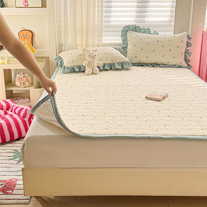 91家纺网 家纺一手货源 找家纺 纽缦家纺 2026春夏新款云感提花双层纱夹棉床垫 相思蓝