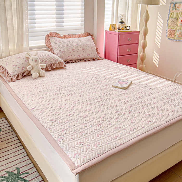 91家纺网 家纺一手货源 找家纺 纽缦家纺 2026春夏新款云感提花双层纱夹棉床垫 小鸥鸥