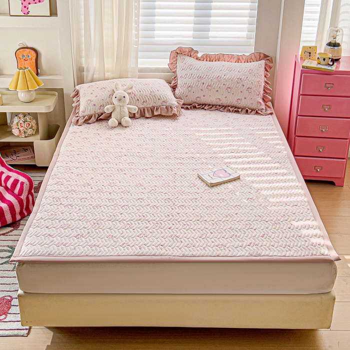 91家纺网 家纺一手货源 找家纺 纽缦家纺 2026春夏新款云感提花双层纱夹棉床垫 小鸥鸥