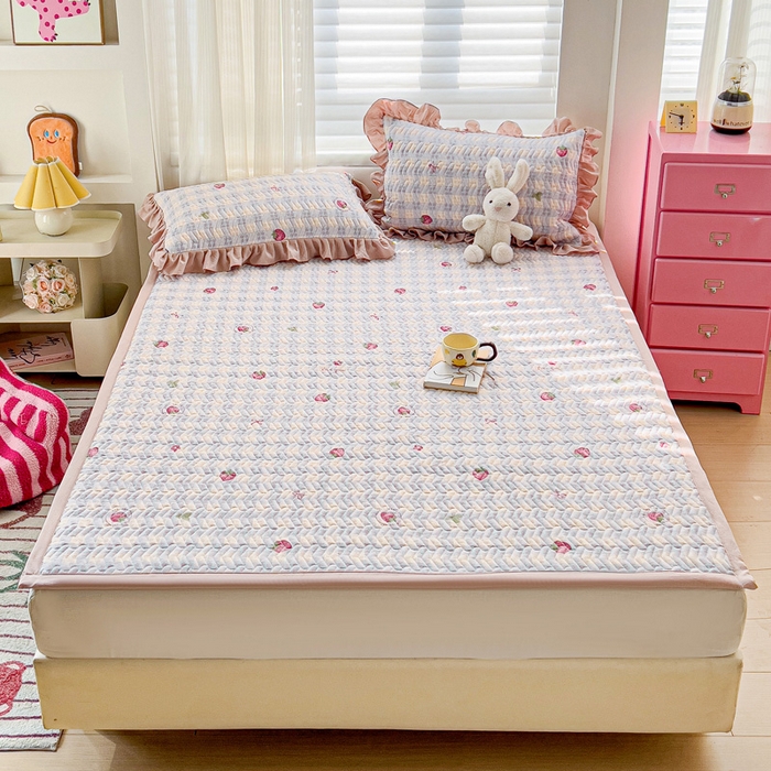 91家纺网 家纺一手货源 找家纺 纽缦家纺 2026春夏新款云感提花双层纱夹棉床垫 有草莓的地方