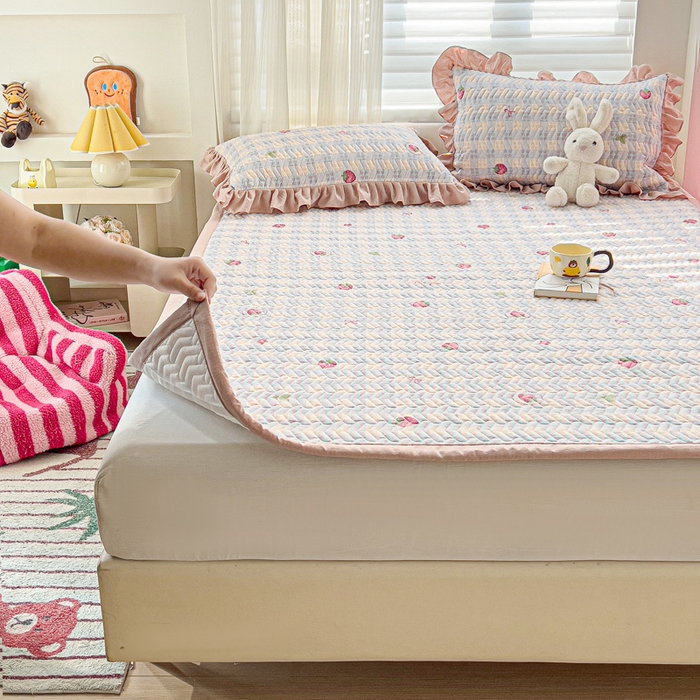 91家纺网 家纺一手货源 找家纺 纽缦家纺 2026春夏新款云感提花双层纱夹棉床垫 有草莓的地方