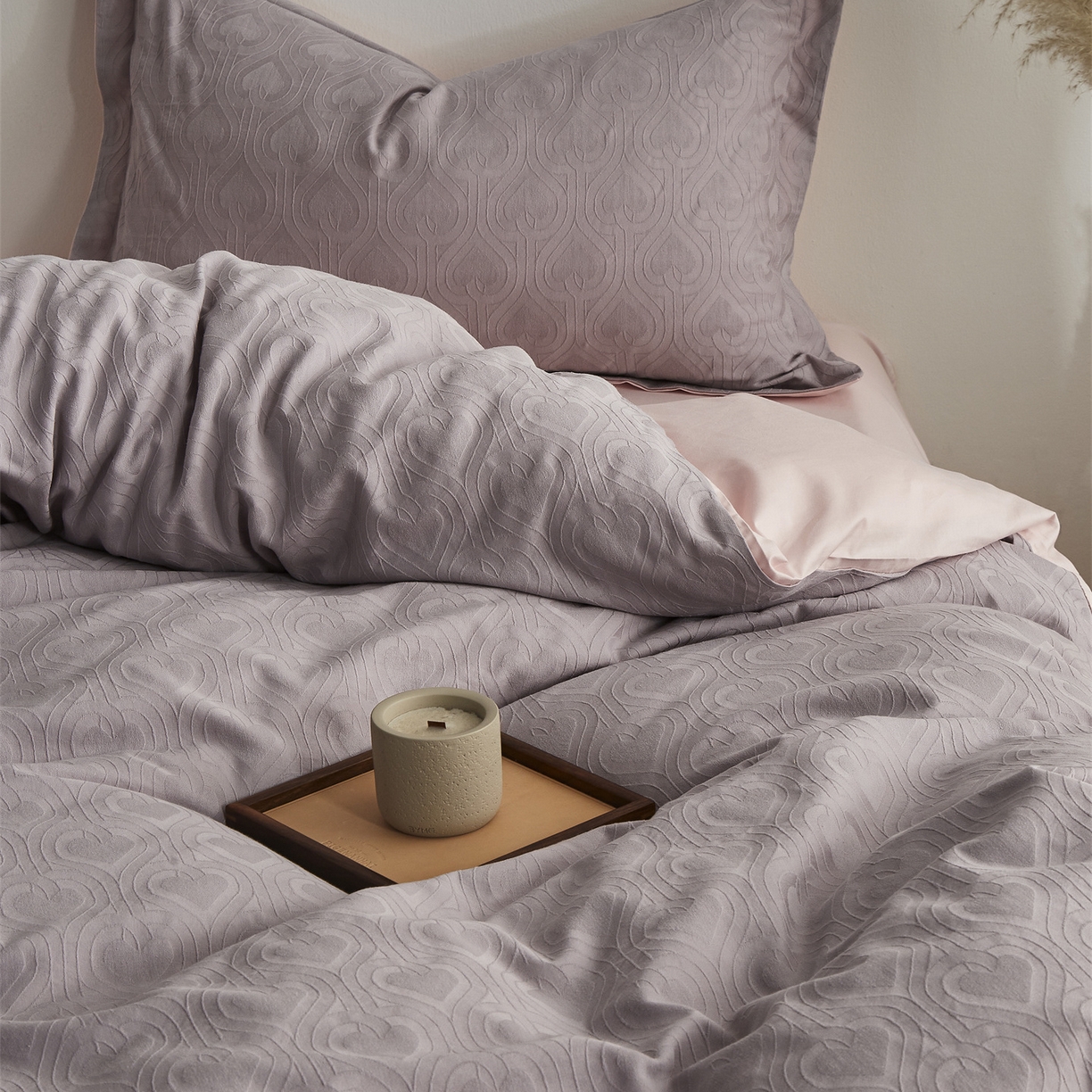 91家纺网 家纺一手货源 找家纺 顾家家居 2026新款AB面全棉厚织提花四件套 繁影-雾紫