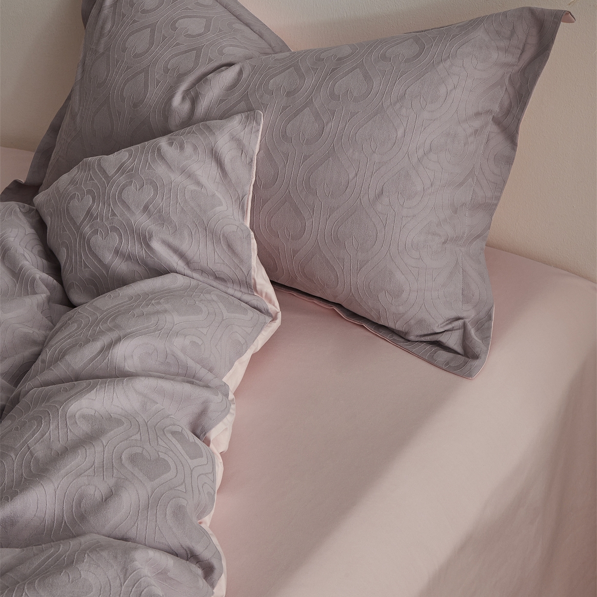 91家纺网 家纺一手货源 找家纺 顾家家居 2026新款AB面全棉厚织提花四件套 繁影-雾紫