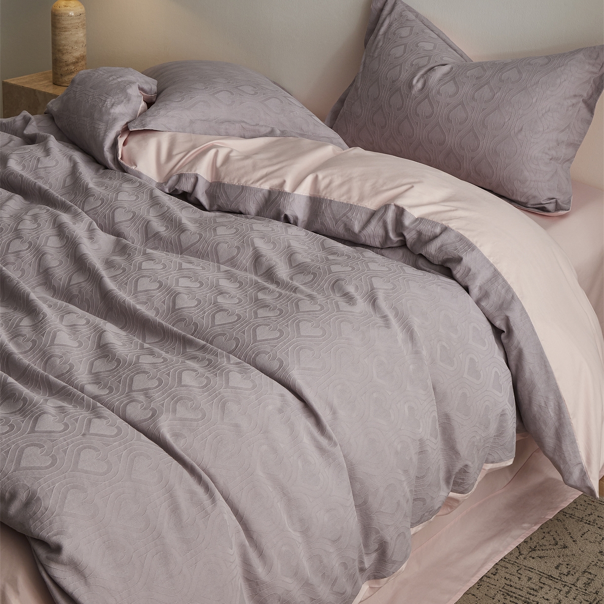 91家纺网 家纺一手货源 找家纺 顾家家居 2026新款AB面全棉厚织提花四件套 繁影-雾紫