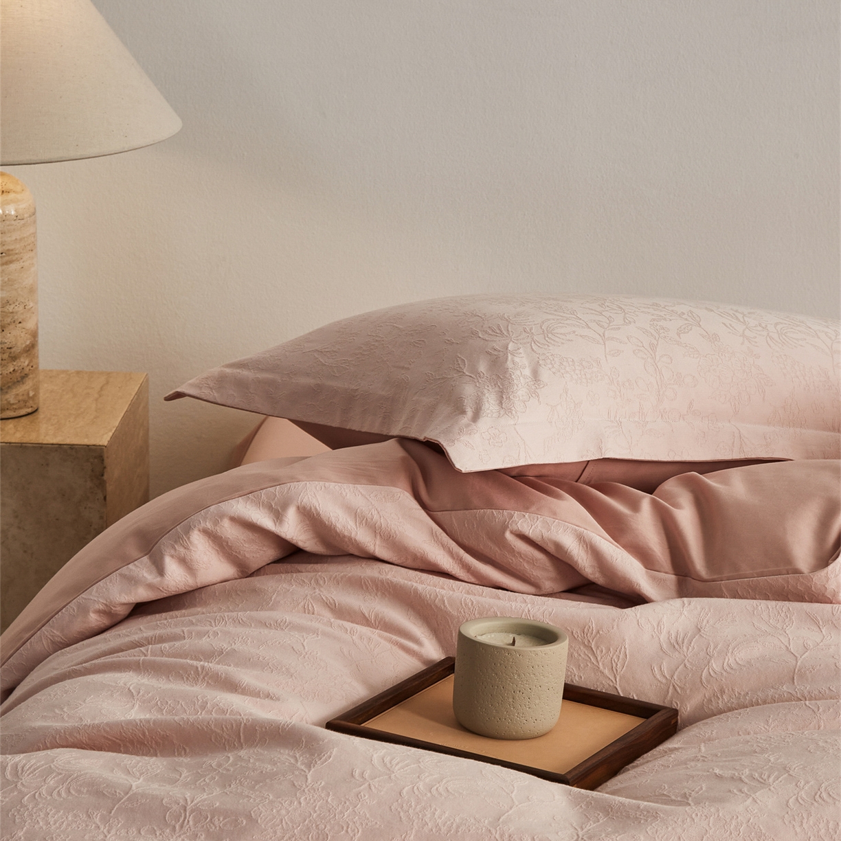 91家纺网 家纺一手货源 找家纺 顾家家居 2026新款AB面全棉厚织提花四件套 禾风-绯粉