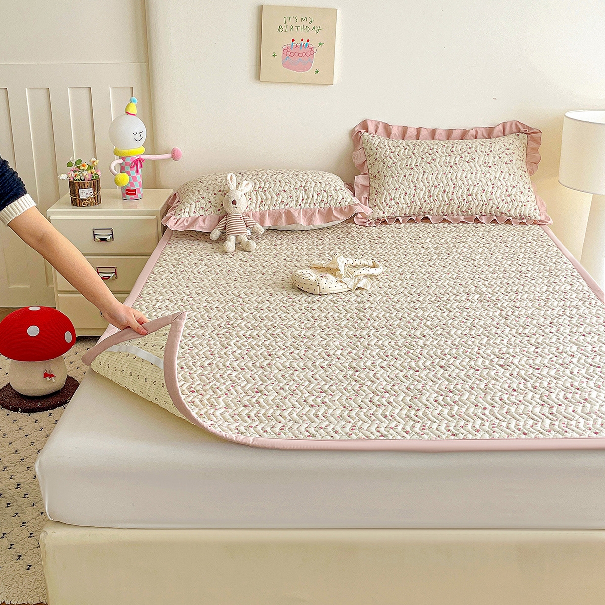 91家纺网 家纺一手货源 找家纺 纽缦家纺 2026春夏新款云感提花双层纱夹棉床垫 见花则喜