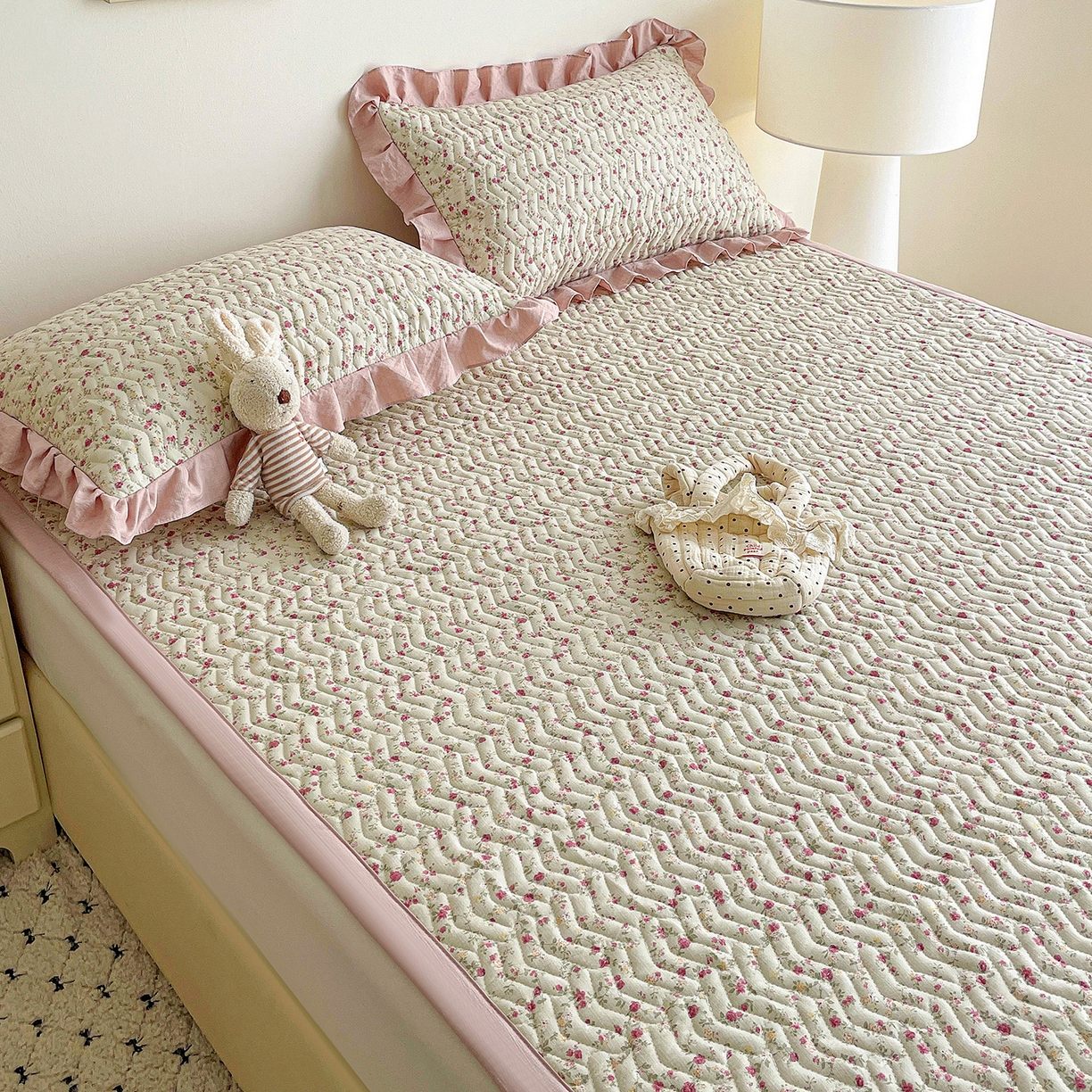 91家纺网 家纺一手货源 找家纺 纽缦家纺 2026春夏新款云感提花双层纱夹棉床垫 见花则喜