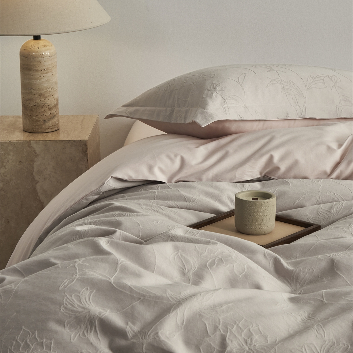 91家纺网 家纺一手货源 找家纺 顾家家居 2026新款AB面全棉厚织提花四件套 花涧-玉脂