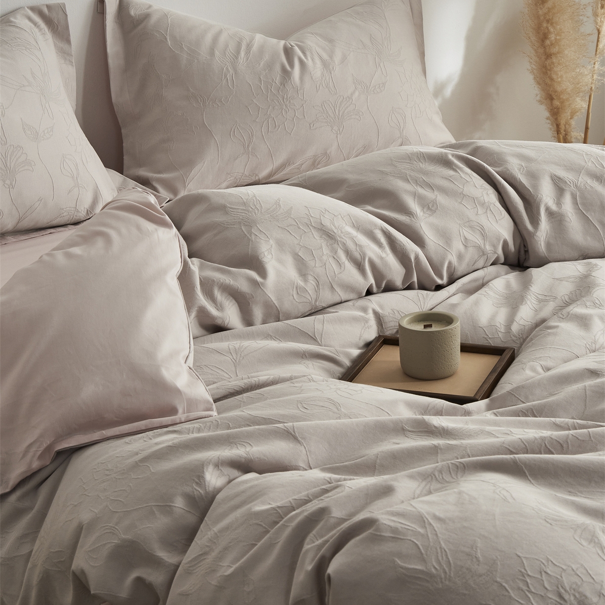 91家纺网 家纺一手货源 找家纺 顾家家居 2026新款AB面全棉厚织提花四件套 花涧-玉脂