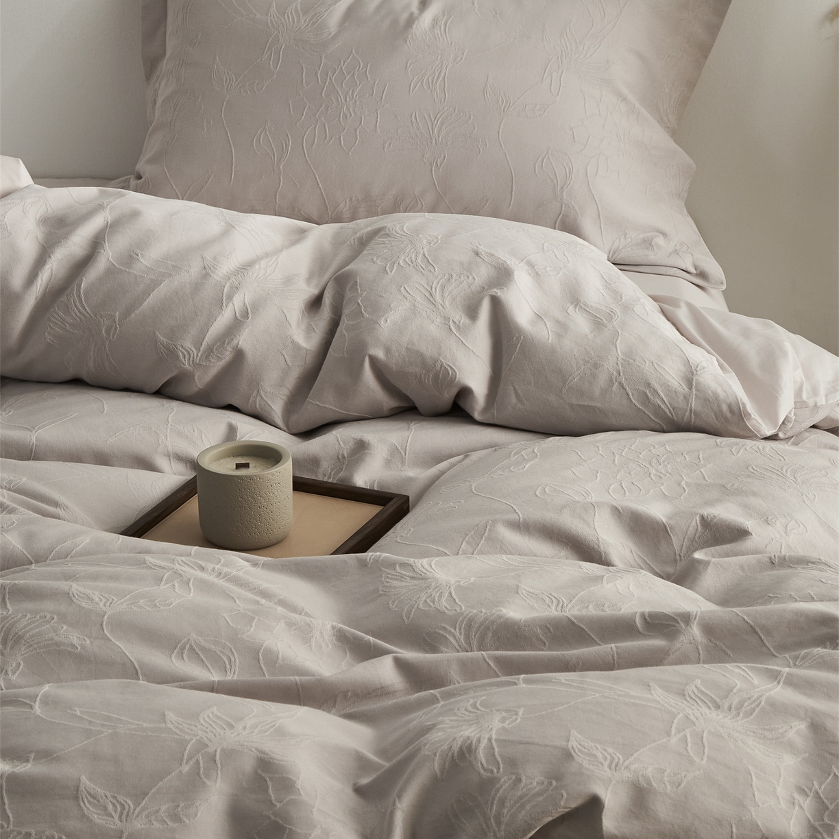 91家纺网 家纺一手货源 找家纺 顾家家居 2026新款AB面全棉厚织提花四件套 花涧-玉脂