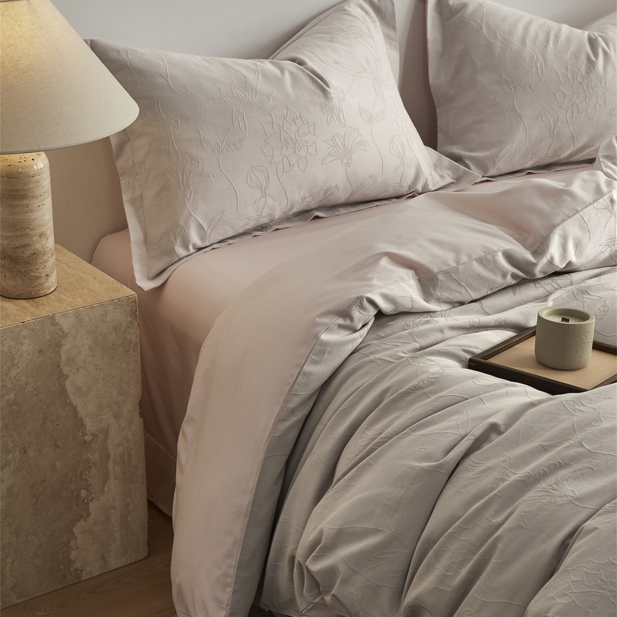 91家纺网 家纺一手货源 找家纺 顾家家居 2026新款AB面全棉厚织提花四件套 花涧-玉脂