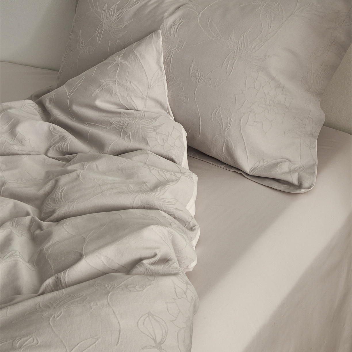 91家纺网 家纺一手货源 找家纺 顾家家居 2026新款AB面全棉厚织提花四件套 花涧-玉脂