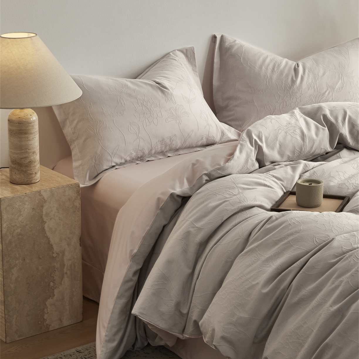 91家纺网 家纺一手货源 找家纺 顾家家居 2026新款AB面全棉厚织提花四件套 花涧-玉脂