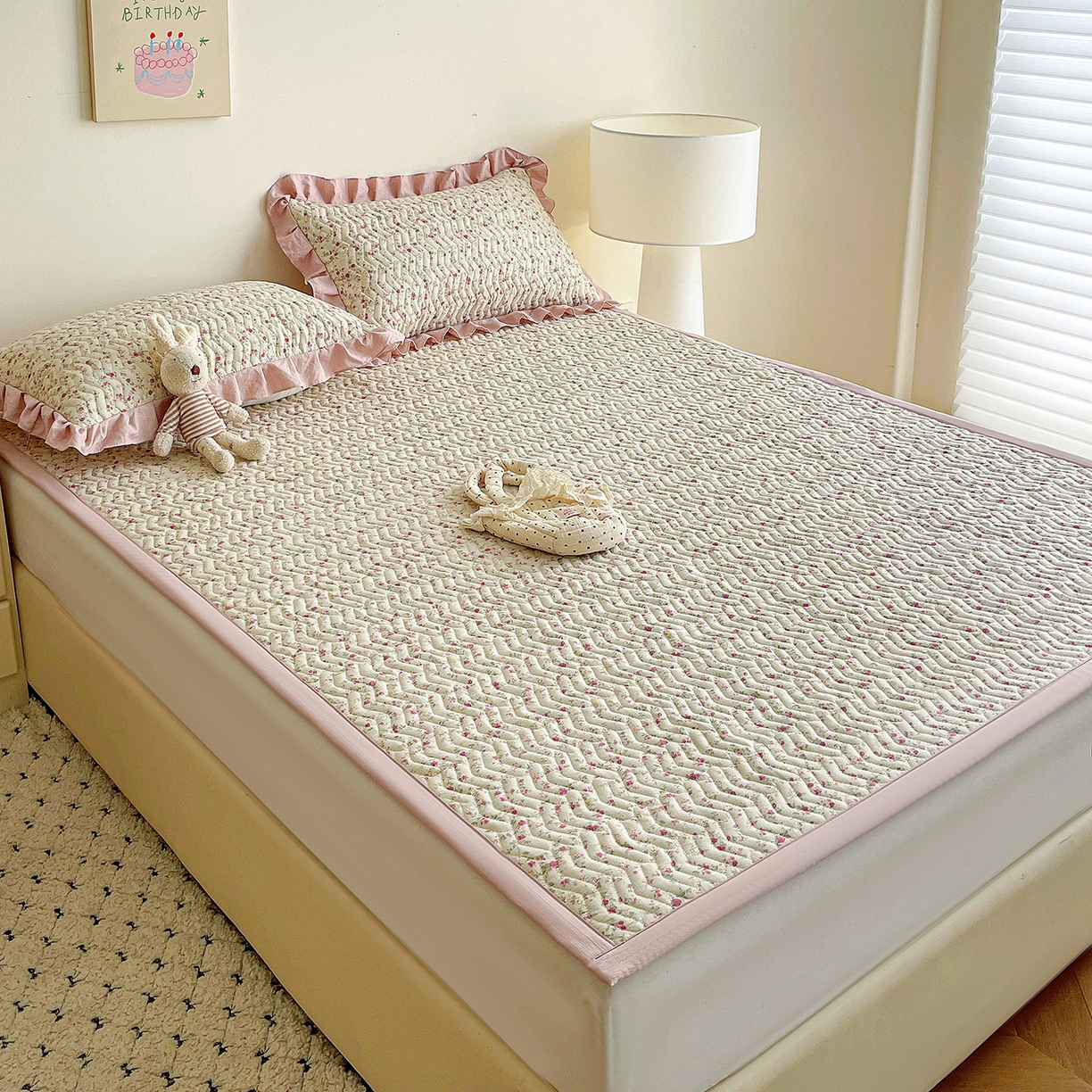 91家纺网 家纺一手货源 找家纺 纽缦家纺 2026春夏新款云感提花双层纱夹棉床垫 见花则喜