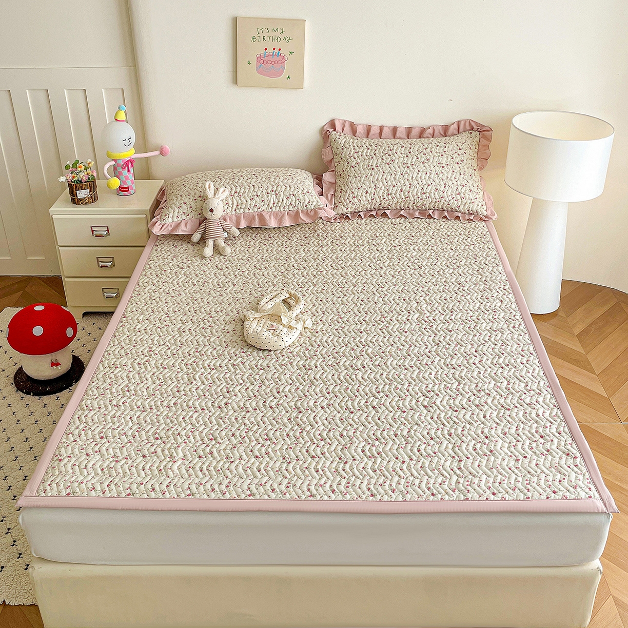 91家纺网 家纺一手货源 找家纺 纽缦家纺 2026春夏新款云感提花双层纱夹棉床垫 见花则喜