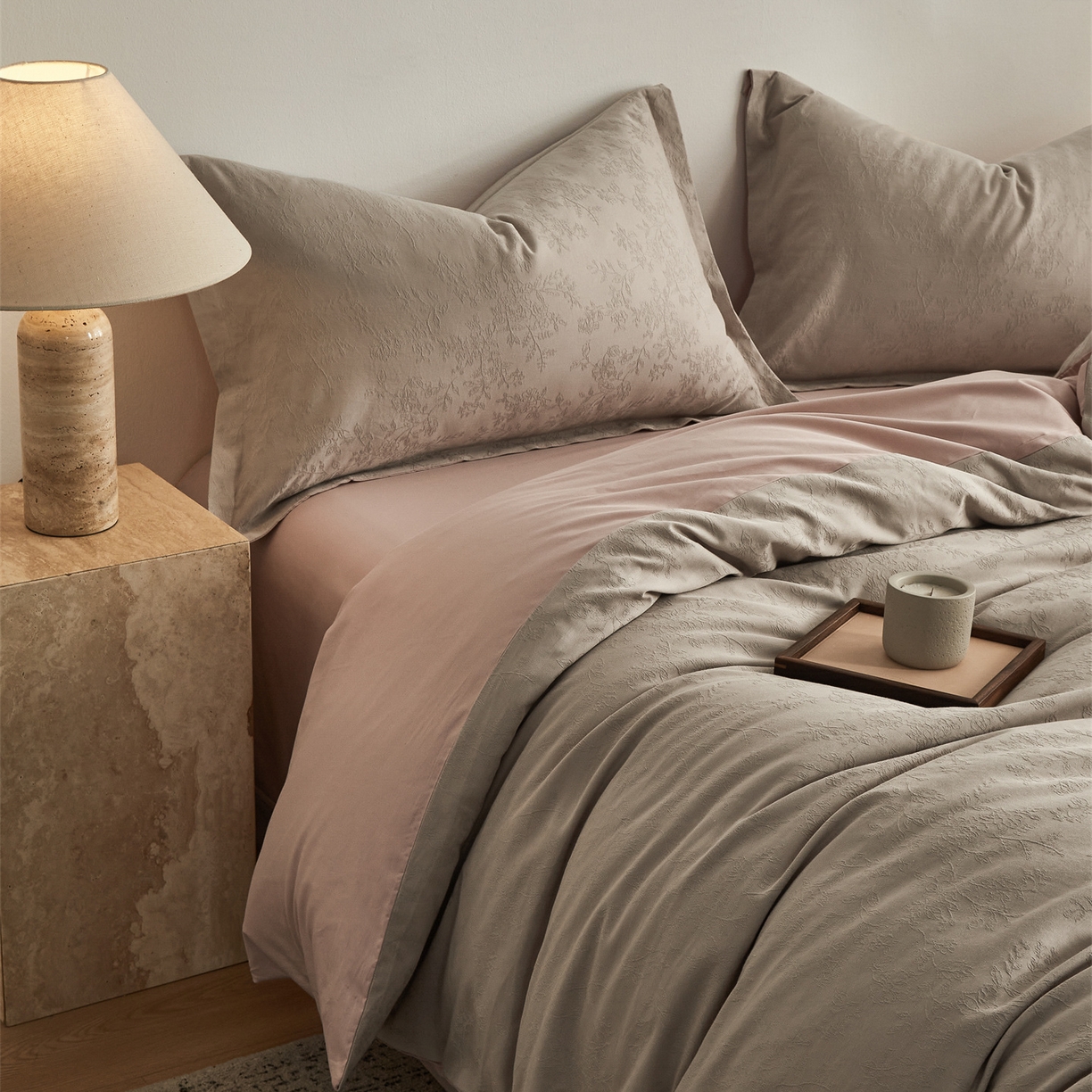 91家纺网 家纺一手货源 找家纺 顾家家居 2026新款AB面全棉厚织提花四件套 染秋-古茶