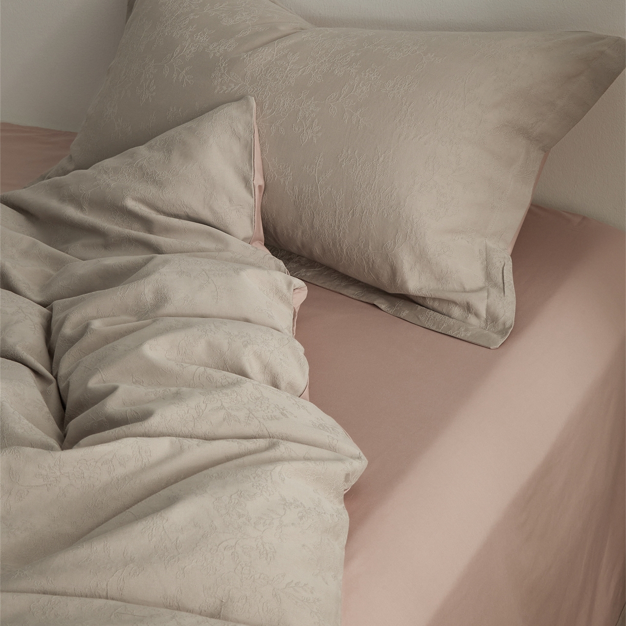 91家纺网 家纺一手货源 找家纺 顾家家居 2026新款AB面全棉厚织提花四件套 染秋-古茶